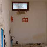 L�adiacente stanzetta serviva invece come infermeria, come suggerisce ci� che rimane delle cassette rosse del pronto soccorso
